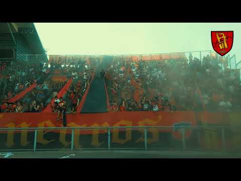 "Los Rojinegros ðŸ”´âš« esta hinchada no te deja de alentar!" Barra: Los Rojinegros • Club: Rangers de Talca