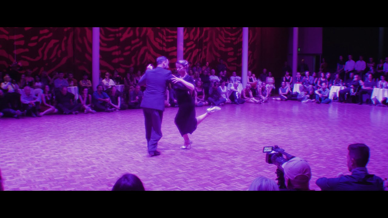 Video thumbnail for Fausto Carpino & Stephanie Fesneau - Maquillaje