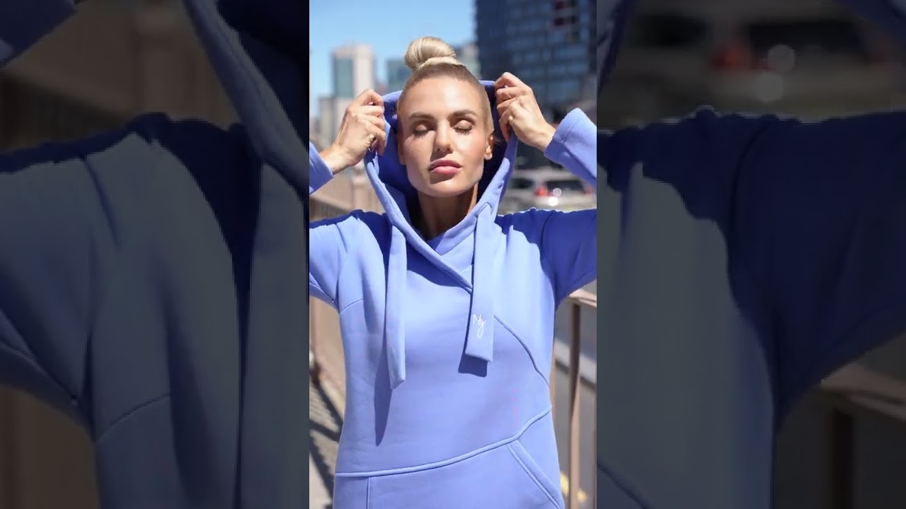 Fioletowa sukienka dresowa z kapturem