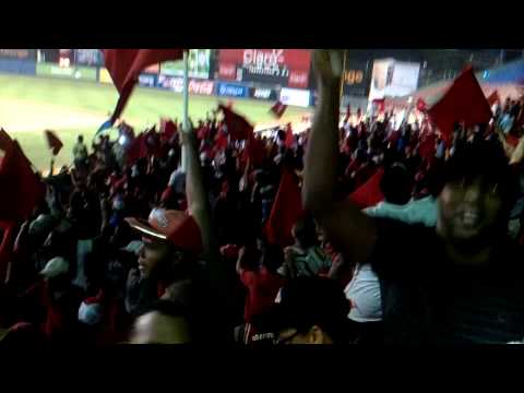 "Celebración escarlata" Barra: Furia Escarlata &bull; Club: UES