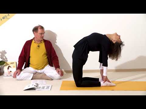 Kamel mit Händen an den Fußgelenken - Yoga Asana Lexikon