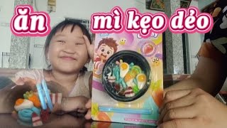Cat Tuong eats marshmallow noodles