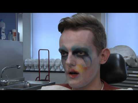 MNM: Tom De Cock wordt een Lady Gaga Artpop-monster