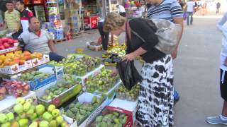 preview picture of video 'Buying fresh figs in the Arab market in East Jerusalem (near the Damascus Gate, Jerusalem)'