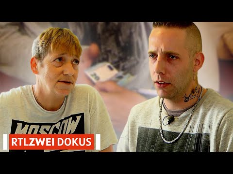 Chris: Mom's money instead of a job 😞 | Poor Germany | RTLZWEI Documentaries #21