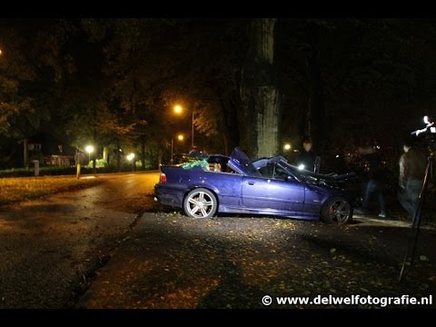 28-10-2013 Zwaargewonde bij ongeval auto tegen boom Nunspeet