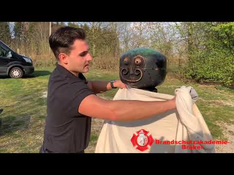 Brandschutzakademie-Braker - Einsatz einer Feuerlöschdecke