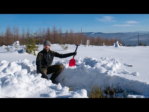 Mroźny biwak w głębokim śniegu i ognisko syberyjskie.