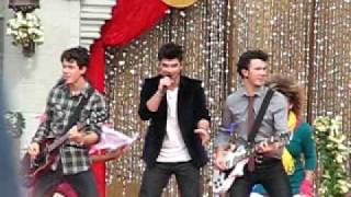 Jonas Brothers Christmas Day Parade &quot;Summertime Anthem&quot; **Full Song**