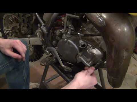 2007 Suzuki Rm85 clutch replacement (part 1)