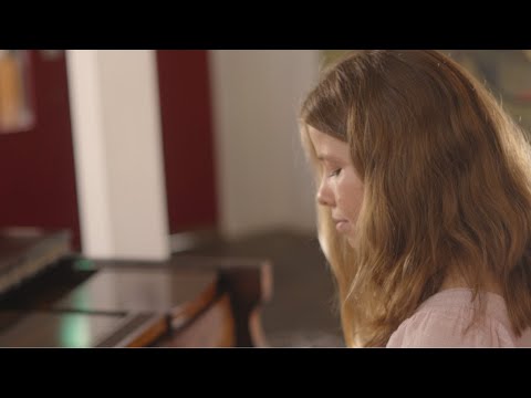 Imogen Halsey – Singer, songwriter and cellist based in Surrey.