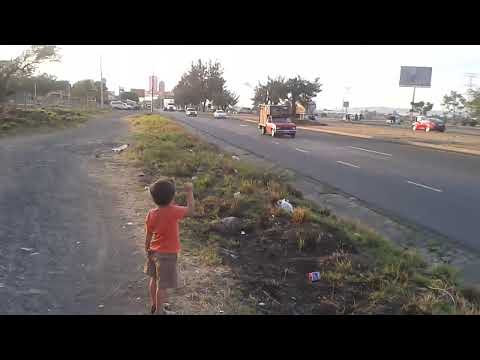 Mi hijo saludando a traileros.!!