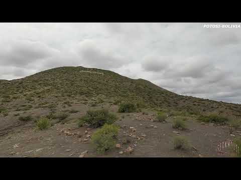 Trekking por CAIZA D subiendo montañas letrero PABLO VI Potosí-Bolivia