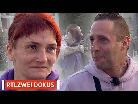 Carola sleeps at Chris's: Is something going on!? 😲 | Poor Germany | RTLZWEI Documentaries #87