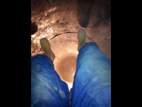 KRALj PODZEMNIH VODA pokazuje bunar