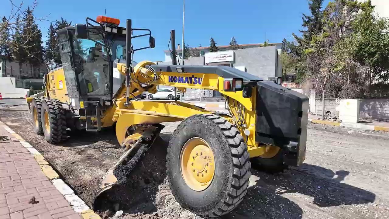MUSTAFA DİREKLİ CADDESİ SICAK ASFALTLA YENİLENİYOR