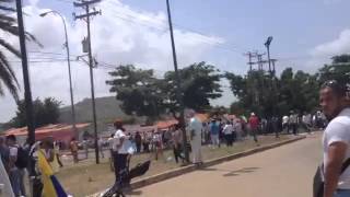 preview picture of video 'Así chavistas agreden a manifestantes en esquina de Monte Carmelo 2-2'