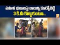 మహిళ భుజాలపై కూర్చోబెట్టి 3 కిలోమీటర�