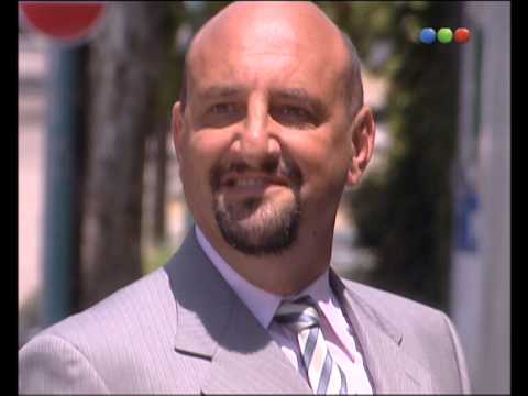 Los Roldan . Flor De La V comiendo un pancho