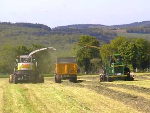 DEUX ENSILEUSES CHARGENT LA MEME REMORQUE DANS LE PUY DE DOME