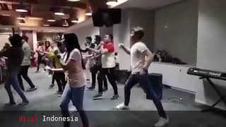 Download lagu INTIPIN !!! keseruan rara dan irwan saat latihan mp3