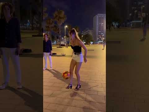 "Incredible Skills! Watch This Woman’s Amazing Freestyle Football Performance 🔥⚽"