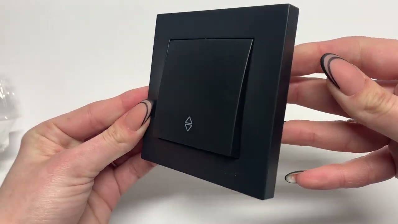 Выключатель одноклавишный проходной ELBI VEGA матовый черный (510-014800-209)