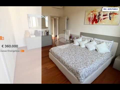 quattro locali, ultimo piano con ascensore, interamente ristrutturato. Garage. Libero su tre lati.