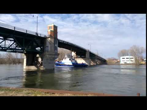 Un bateau accroche le pont Turcotte