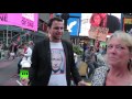 Корреспондент RT прогулялся по Нью-Йорку в футболке с портретом Путина 