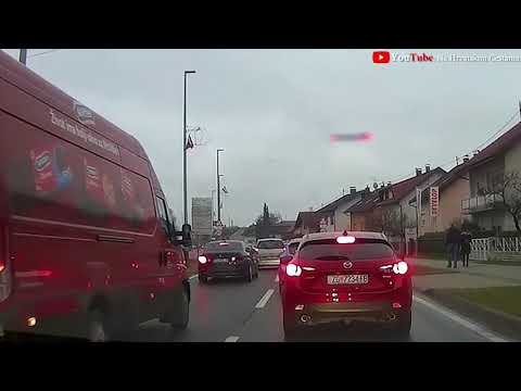 Vozač namjerno blokira prometnu traku i glumi šerifa da se nitko ne ubaci ispred njega