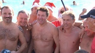 preview picture of video 'Christian Estrosi participe au traditionnel bain de Noël Nice / France 15 décembre 2013'
