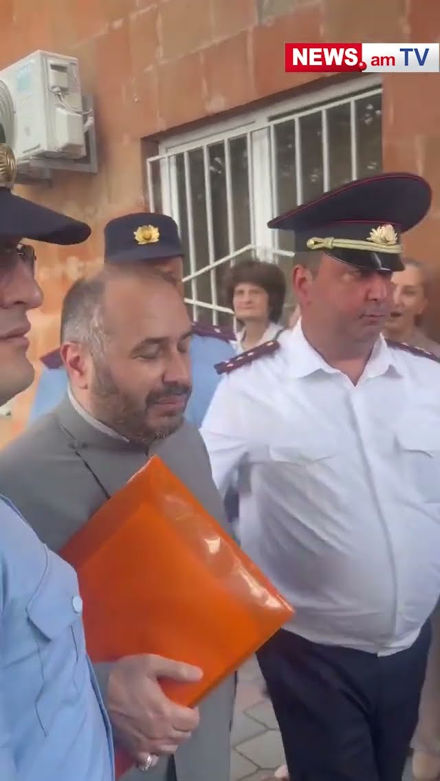 Անամոթ, դավաճան, թու’. Արման Սարոյանը ոստիկանների ուղեկցությամբ եկավ դատարան