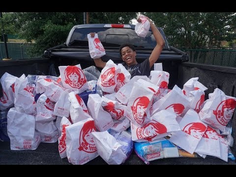 FEEDING THE HOMELESS ON MY BIRTHDAY!!! 1,000 BURGERS (Emotional)!!! Video