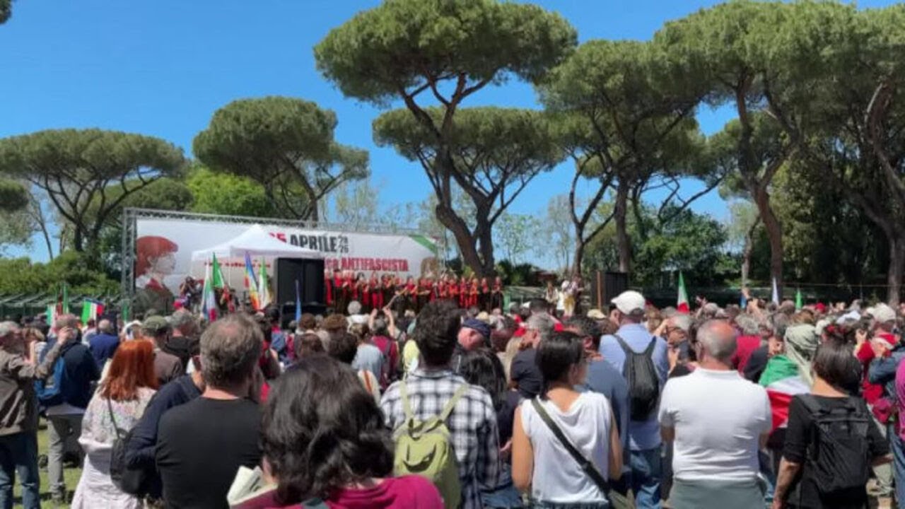 Coro 'Inni e canti di lotta' sul palco della manifestazione del 25 aprile a Parco Schuster a Roma