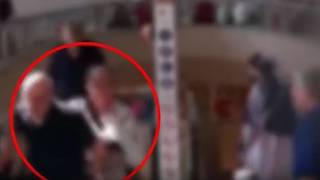 Milano, così la ladra sfila il portafoglio dalla tasca di un viaggiatore sulle scale mobili della...
