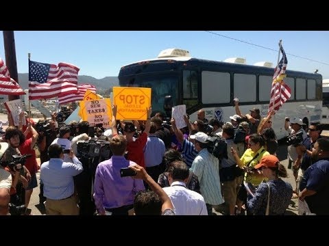 BREAKING Illegal USA invasion officials releasing thousands by bus into a city near you March 2019 Video