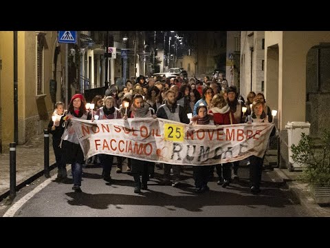 Piazza Brembana, fiaccolata contro la violenza