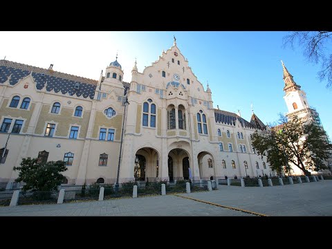 A felújított kecskeméti városháza és harangjátéka