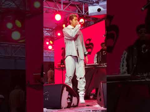 180203 Kris is a Vikings fan! @ Super Bowl Live Concert