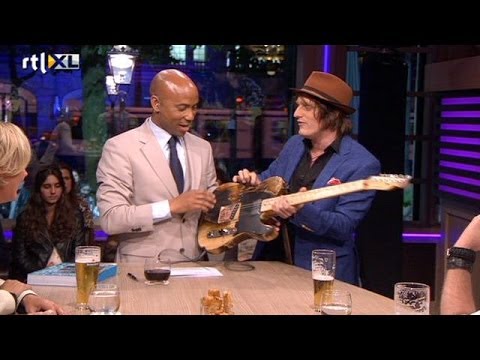 Humberto krijgt gitaarles van Spike - RTL LATE NIGHT