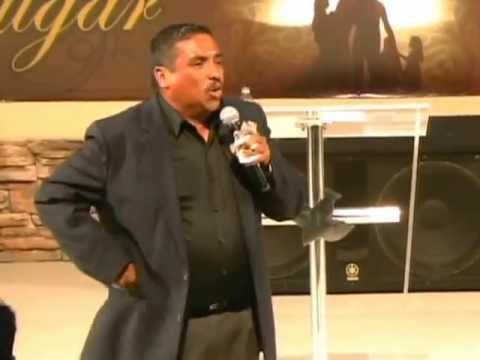 Evangelista Ricardo Perez predicando en Jesus el Buen Pastor en Ensenada, B.C.