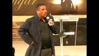 Evangelista Ricardo Perez predicando en Jesus el Buen Pastor en Ensenada, B.C.