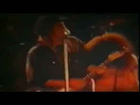 the moment Slash’s hair got stuck on Izzy’s guitar