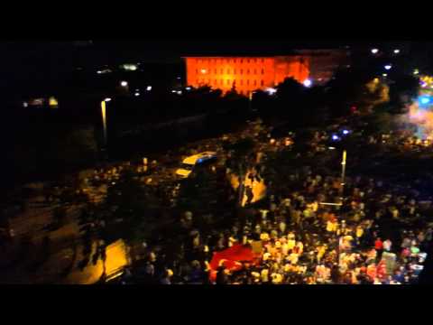 Istanbul Protests: 01/06/13 02:30 People protest with pots and pans Video