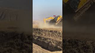 Download lagu Risky move or pure mastery? One operator, total control on a steep descent. #excavator #shorts mp3