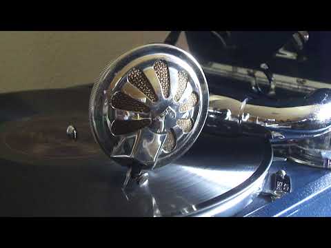 Louis Armstrong's Hot Five - Ain't Misbehavin' (1929)