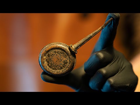 Old rusty mini oil can restoration + building a wooden holder for the oiler