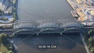 preview picture of video 'Freihafen-Elbbrücke und Eisenbahnbrücken über die Elbe am Hafen von Hamburg'