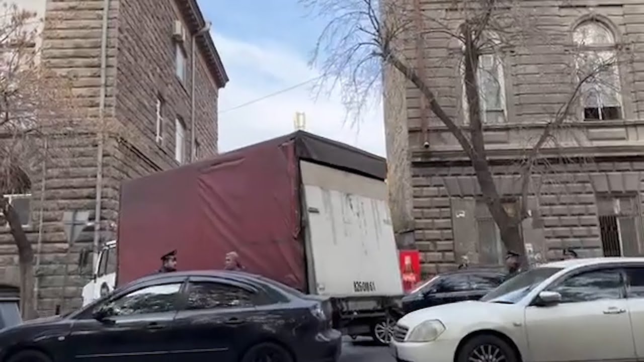 Բեռնատարը 2 ոստիկանի մեքենա կոտրելով մտավ փողոց